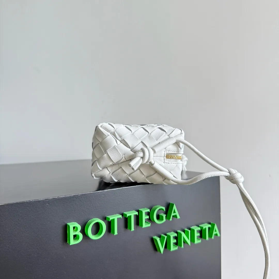 Batch 1560 New version and new color (third generation) 𝗕𝗼𝘁𝘁𝗲𝗴𝗮 𝗩𝗲𝗻𝗲𝘁𝗮 ——— BV’s best value for money, the latest version of the loop camera bag💥, large woven texture, super high quality lambskin as always, with zippers, adjustable drawstrings, it’s especially suitable for the belly💫It can fit anything, and it’s very light weight, suitable🈴️for girls of all ages. Size: 17*10*6cm Style number: 723547